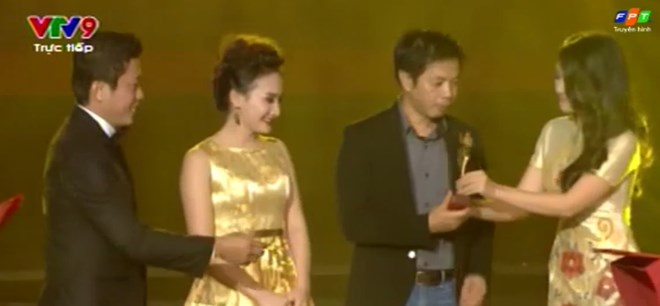 Diễn viên Thái Hòa và Bảo Thanh nhận giải Cánh diều vàng.
